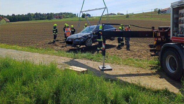 Der Pkw landete samt fünf Insassen im Acker. (Bild: Freiwillige Feuerwehr Stainz)