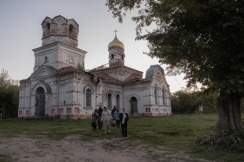 Ukrainian women on Sunday morning with Easter baskets in front of a church destroyed by Russian attacks in the Chernihiv region (Bild: AFP/Roman PILIPEY)