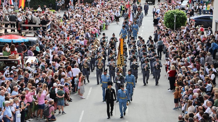 The Tiroler Kaiserjägermusik marched in front.