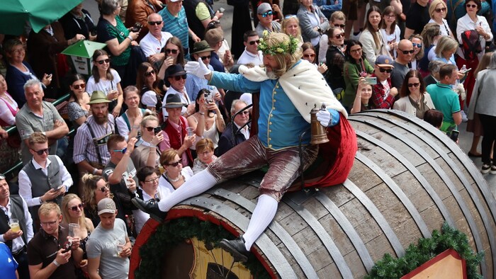 Beer king Gambrinus enthroned on a barrel.