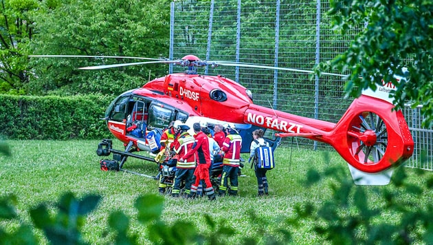 Im deutschen Bundesland Baden-Württemberg haben sich am Samstagabend vier Jugendliche beim Spielen schwer verletzt – sie stürzten durch ein Dach.  (Bild: AP ( via APA) Austria Presse Agentur/APA/dpa/Marius Bulling)