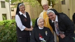 Feier in Amstetten: Generalvikarin Elvira Reuberger, Jubilarin Gertrud Kiesenhofer, Weihbischof Anton Leichtfried, Generaloberin Franziska Bruckner. (Bild: Wolfgang Zarl)