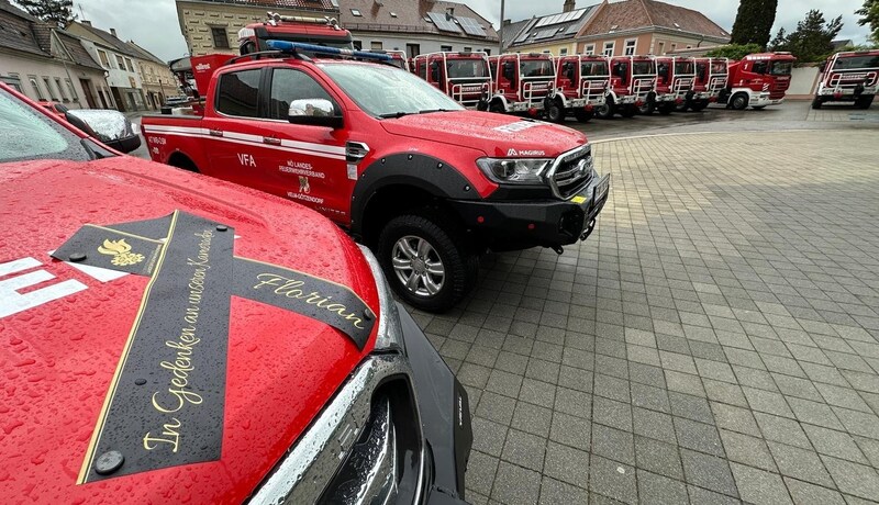 Auch die neuen Fahrzeuge zur Bekämpfung von Waldbränden „trugen Trauer“: Man erinnerte so an den während eines Einsatzes verstorbenen Kameraden. (Bild: LFKDO/M. Fischer, A. Nittner)