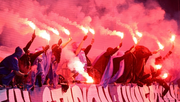 Fans von Holstein Kiel (Archivbild) (Bild: AFP/APA/dpa/Daniel BOCKWOLDT)