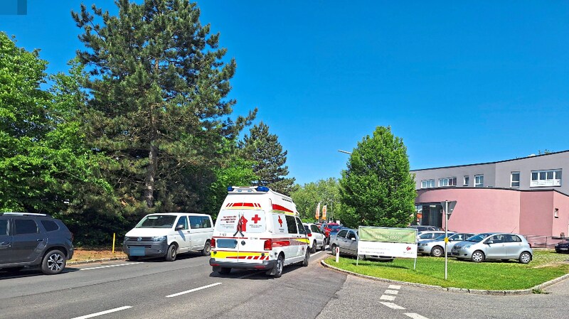 Auch die Rettung muss am Flohmarktsonntag in Klagenfurt manchmal im Stau stehen. (Bild: zVg)