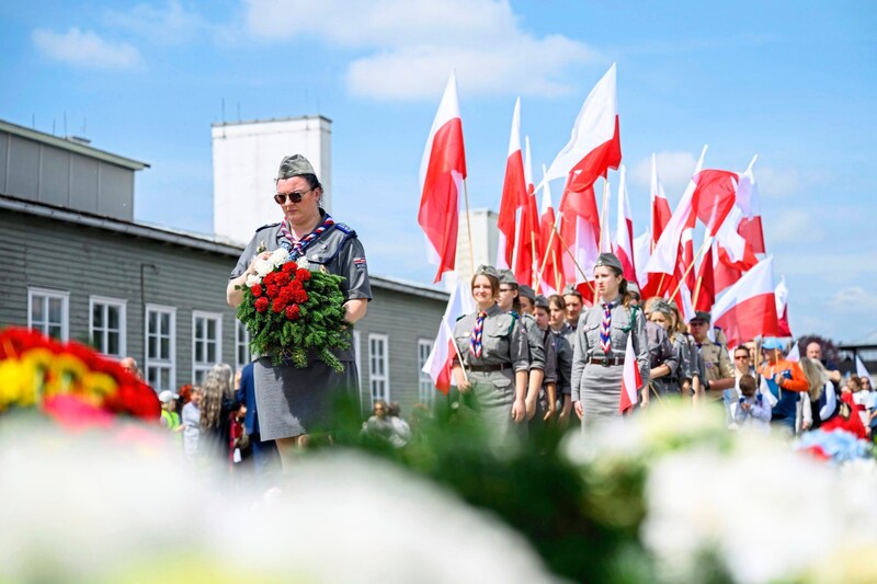 Bei der Gedenkveranstaltung waren viele internationale Besucher vor Ort. (Bild: EPA)