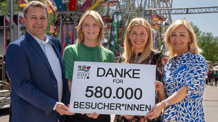 Stadträtin Doris Lang-Mayerhofer (2.v.r), Geschäftsbereichsdirektor Peter Ilchmann und die ...