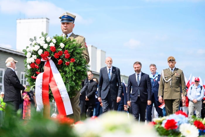Geleneksel olarak çelenkler konuldu.