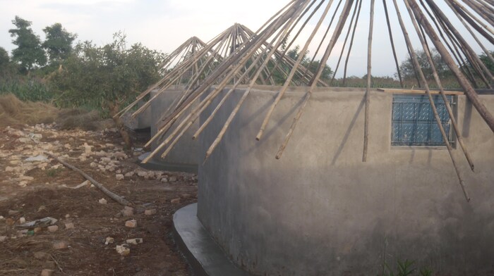 Eine Rundhütte kostet 450 Euro. Für uns nicht die Welt, für die Menschen in Uganda aber ein ganzes Haus wert. 