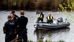 Nach dem vermissten Arian im Norden Niedersachsens wurde unter anderem mit Booten gesucht. (Bild: AP ( via APA) Austria Presse Agentur/APA/dpa/Daniel Bockwoldt)