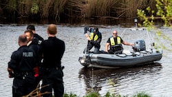 Nach dem vermissten Arian im Norden Niedersachsens wurde unter anderem mit Booten gesucht. (Bild: AP ( via APA) Austria Presse Agentur/APA/dpa/Daniel Bockwoldt)