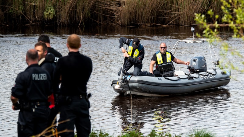 Alman polisi nehir kıyısında arama yapıyor (Bild: AP ( via APA) Austria Presse Agentur/APA/dpa/Daniel Bockwoldt)