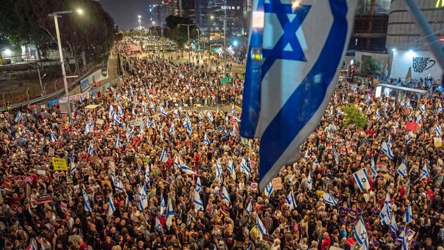 İsrail Başbakanı Netanyahu Hamas ile anlaşmayı reddediyor ve bu yüzden sokaklarda protestolar var. (Bild: AP/Ariel Schalit)