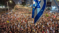 Israels Premierminister Netanyahu lehnt einen Deal mit der Hamas ab, auf den Straßen gibt es deswegen Proteste. (Bild: AP/Ariel Schalit)