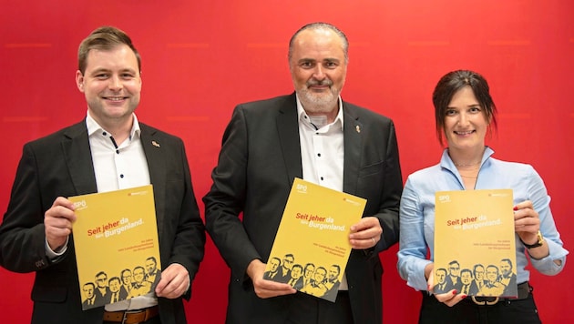 Friedl, Doskozil und Puchwein präsentierten eine historische Landeshauptleute-Broschüre, die an alle Haushalte ergeht. (Bild: SPÖ Burgenland)