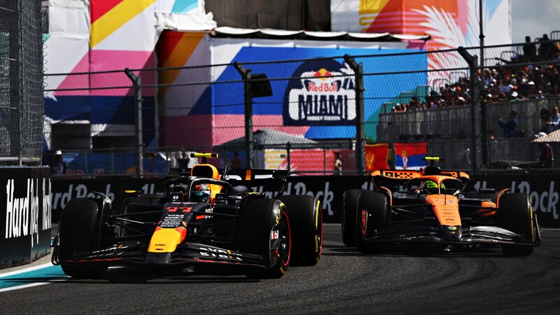 Max Verstappen (l.) und Lando Norris (Bild: Getty Images/APA/Getty Images via AFP/GETTY IMAGES/CLIVE MASON)