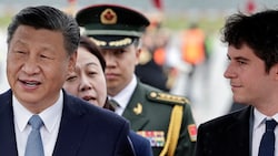 Vorne: Chinas Staatschef Xi Jinping (links) und Frankreichs Premierminister Gabriel Attal (rechts) (Bild: APA Pool/APA/AFP/Stephane de Sakutin)
