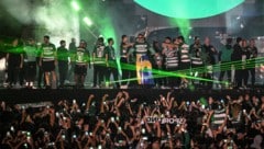 Die Spieler von Sporting Lissabon feierten in der Nacht mit den Fans auf dem 2Marques de Pombal“-Platz (Bild: AFP/APA/PATRICIA DE MELO MOREIRA)