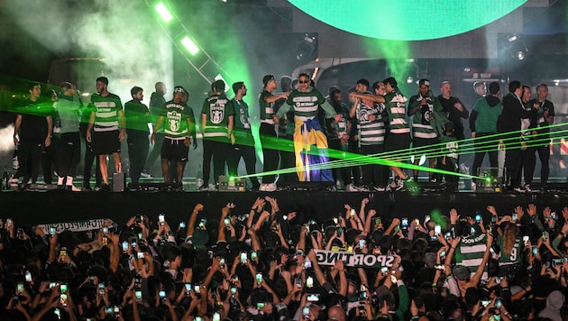 Die Spieler von Sporting Lissabon feierten in der Nacht mit den Fans auf dem 2Marques de Pombal“-Platz (Bild: AFP/APA/PATRICIA DE MELO MOREIRA)
