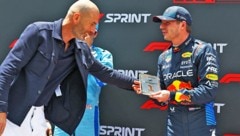 Zinedine  Zidane (li.) überreichte am Samstag Max Verstappen die Trophäe für seinen Sieg im Sprint von Miami. (Bild: AFP/APA/Getty Images via AFP/GETTY IMAGES/Mark Thompson)