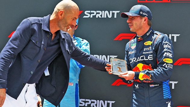 Zinedine  Zidane (li.) überreichte am Samstag Max Verstappen die Trophäe für seinen Sieg im Sprint von Miami. (Bild: AFP/APA/Getty Images via AFP/GETTY IMAGES/Mark Thompson)