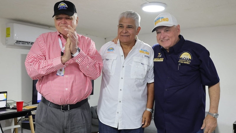 Mulino besucht Ex-Präsident Martinelli (rechts) in der Botschaft. (Bild: APA/AFP/Jose Raul Mulino‘s campaign office)