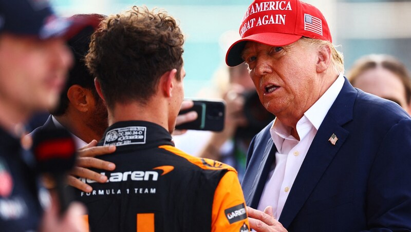 Donald Trump (right) with winner Lando Norris (Bild: AP/2024 Getty Images)