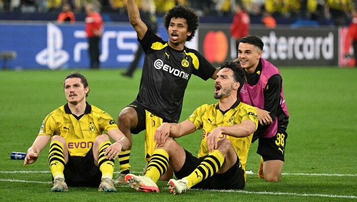 Marcel Sabitzer (sitzend links) mit seinen Dortmund-Kumpels nach dem Hinspiel-Sieg gegen PSG