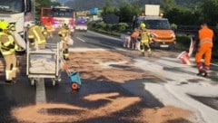 Jede Menge Treibstoff musste von der Fahrbahn beseitigt werden. (Bild: ZOOM Tirol/zoom.tirol)