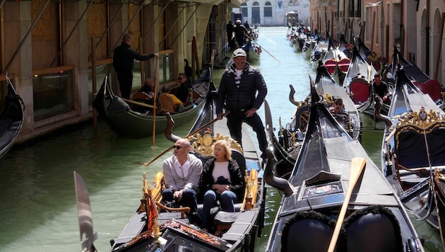 Die Touristen kommen trotz Gebühr nach Venedig. (Bild: AP ( via APA) Austria Presse Agentur/AP/Luca Bruno)