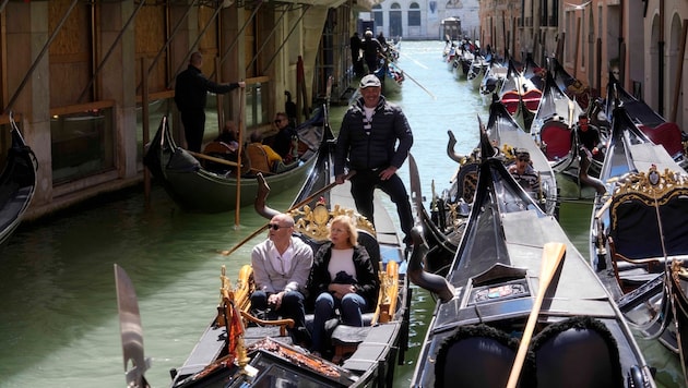 A turisták a díjak ellenére is jönnek Velencébe. (Bild: AP ( via APA) Austria Presse Agentur/AP/Luca Bruno)