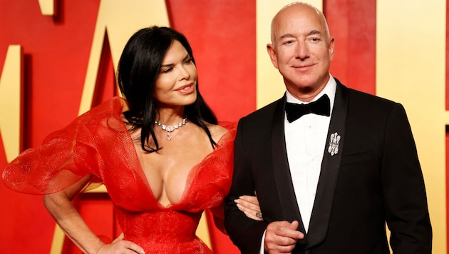 Lauren Sanchez and Jeff Bezos at the "Vanity Fair" magazine Oscar party. (Bild: APA/AFP/Michael TRAN)