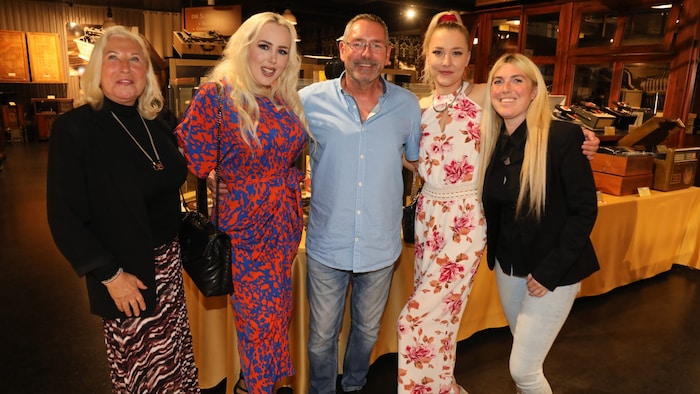 Lydia Kelovitz (2 v.l.) mit Ronnie Seunig imd Isabella Platzer (2 v. r.) Ex-Miss Earth Kandidatin) sowie Moderatorin und „Rasende Reporterin“ Vanessa Licht (rechts). 