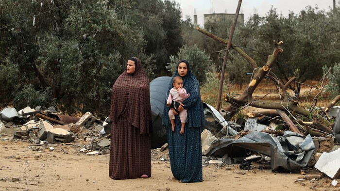 Palästinenserinnen mit einem Kleinkind in Rafah