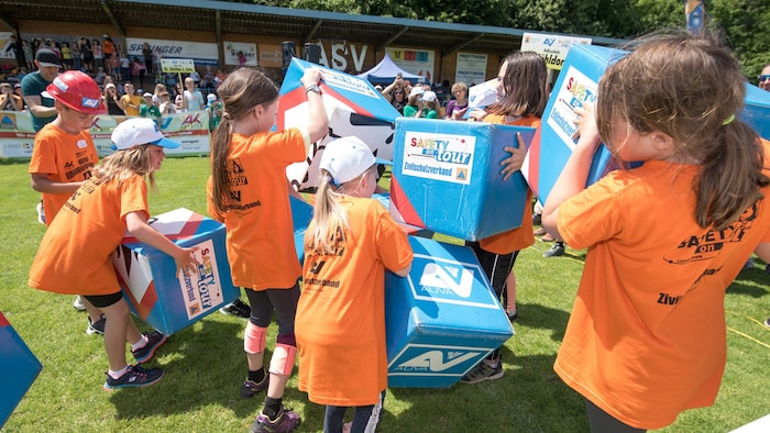 Beim Gefahrenstoffpuzzle zählt Wissen, Schnelligkeit und Geschicklichkeit