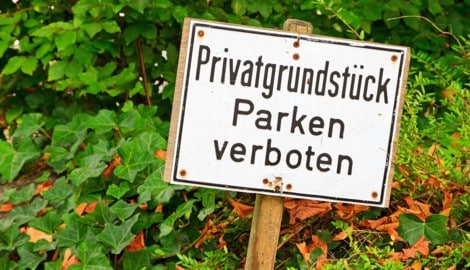 Meist sind die Privatgrundstücke oder -parkplätze auf den ersten Blick nicht so eindeutig erkennbar bzw. gekennzeichnet wie jenes am Symbolbild. (Bild: stock.adobe.com/motorradcbr)