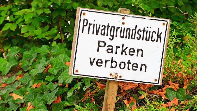 Meist sind die Privatgrundstücke oder -parkplätze auf den ersten Blick nicht so eindeutig erkennbar bzw. gekennzeichnet wie jenes am Symbolbild. (Bild: stock.adobe.com/motorradcbr)