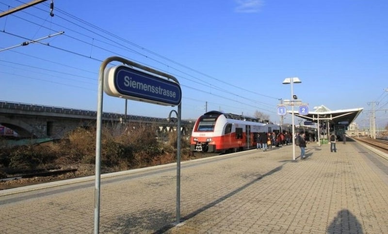 Der brenzlige Zwischenfall ereignete sich Sonntagmittag am Bahnhof Siemensstrasse. (Bild: ÖBB, Krone KREATIV)