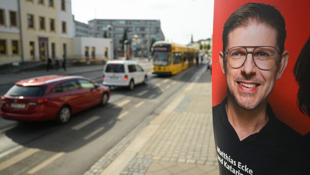 Der SPD-Europaabgeordneten Matthias Ecke auf einem Wahlplakat – er erlitt Knochenbrüche im Gesicht und musste operiert werden. (Bild: APA/dpa/Robert Michael)