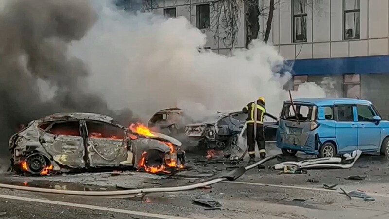 Brennende Autos (Bild: AP/Russia Emergency Situations Ministry telegram channel)