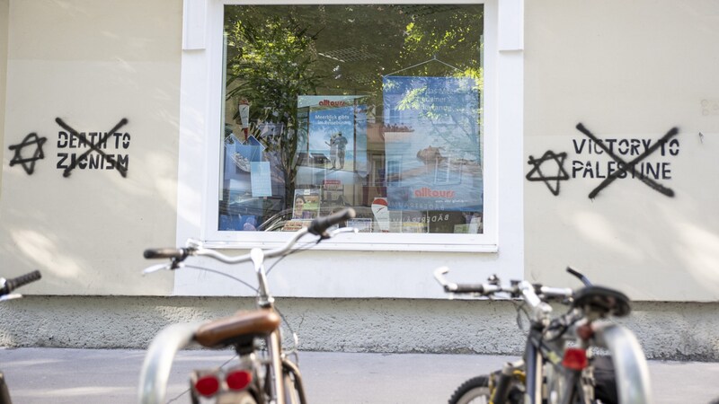 The graffiti on the Jewish store (Bild: APA/TOBIAS STEINMAURER)