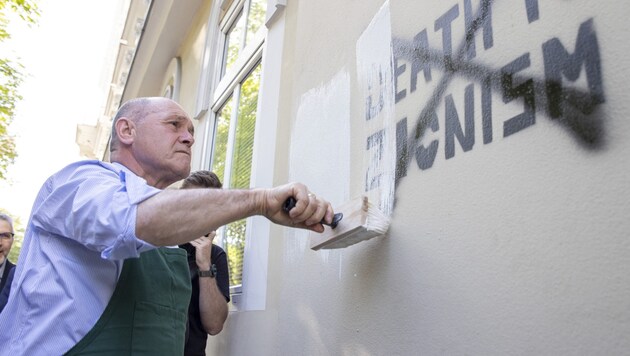 National Council President Wolfgang Sobotka declared that such slogans "have no place in Austria". (Bild: APA/TOBIAS STEINMAURER)