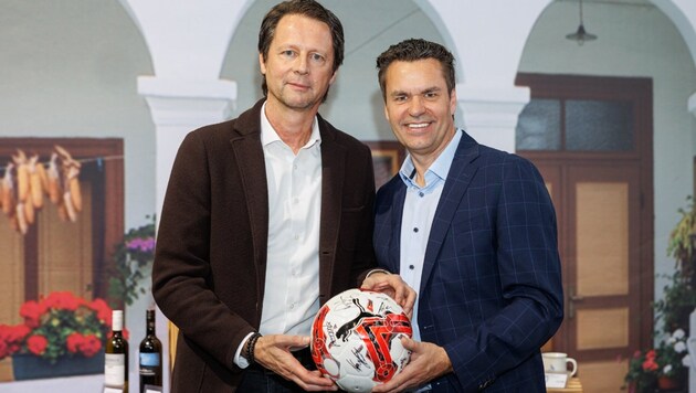 ÖFB-Sportdirektor Peter Schöttel (li.) und Burgenland Tourismus-Geschäftsführer Didi Tunkel freuen sich schon auf die Public Viewing Events im Burgenland. (Bild: Maria Hollunder / Burgenland Tourismus GmbH)