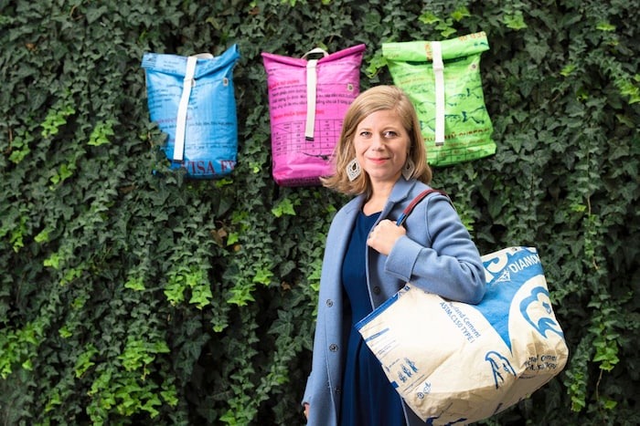 Sissi Vogler verkauft fair produzierte Taschen.