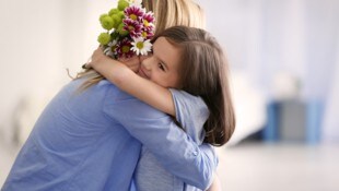 Blumen werden zum Muttertag immer noch am liebsten verschenkt. (Bild: ©Africa Studio - stock.adobe.com)