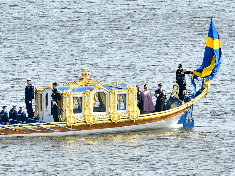 X. Frederik dán király, Mária királynő, Viktória svéd koronahercegnő és Dániel herceg a Vasaorden nevű királyi csónakhajó fedélzetén a stockholmi Skeppsbronban. (Bild: picturedesk.com/Samuel Steén / TT News Agency)