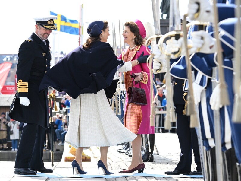 Mária királynő és Szilvia királynő köszönti egymást. (Bild: picturedesk.com/Jonas Ekströmer / TT News Agency)