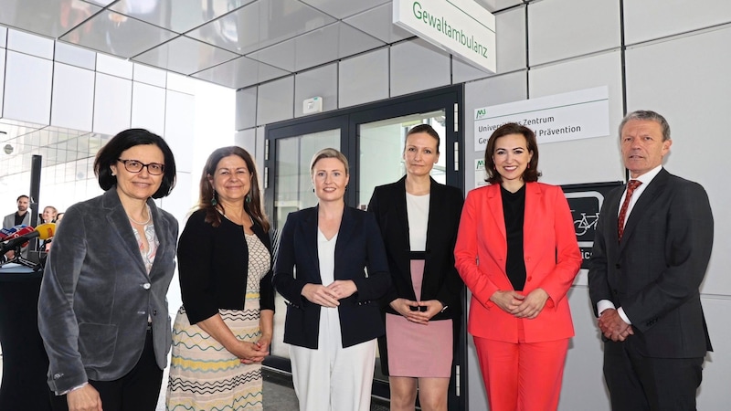 Großer Bahnhof bei der Eröffnung der neuen Gewaltambulanz an der Med Uni Graz: Landtagsabgeordnete Sandra Holasek, Soziallandesrätin Doris Kampus, Frauenministerin Susanne Raab, Institutsleiterin und Gerichtsmedizinerin Sarah Heinze, Justizministerin Alma Zadic und Med-Uni-Vizerektor Alexander Rosenkranz (v. li.) (Bild: Jauschowetz Christian)