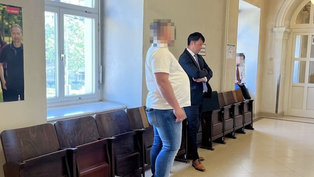 Der Angeklagte (30) mit seinem Verteidiger vor seinem Prozess im Wiener Landesgericht. (Bild: Pratschner Sophie, Krone KREATIV)