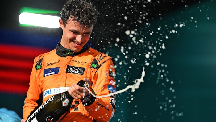 Lando Norris ganz oben am Siegerpodest.